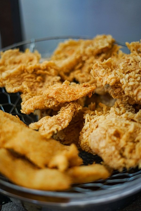 Panier de tenders de poulet frits, dorés et croustillants