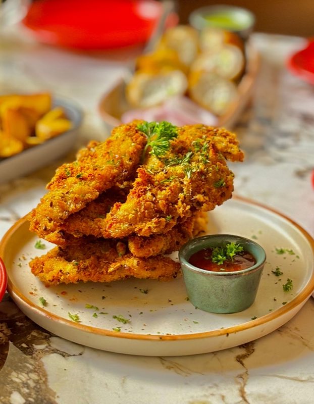 Tenders de poulet croustillants empilés avec une sauce